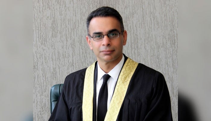 کورٹ اسٹاف سائلین اور وکلاء سے رقم کا مطالبہ کرتا ہے، جسٹس بابر ستار نے ...