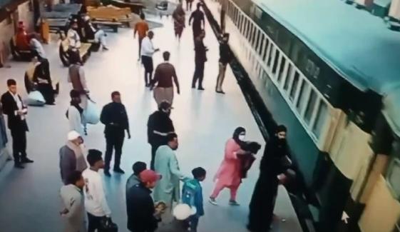 خاتون کراچی کی ٹرین پر سوار ہونے کی کوشش میں پھسل گئی
