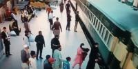 خاتون کراچی کی ٹرین پر سوار ہونے کی کوشش میں پھسل گئی