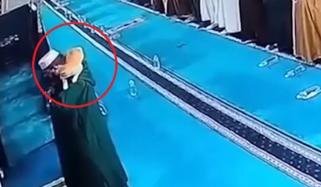 نمازِ کے دوران بلّی کے امام پر کودنے کی ویڈیو وائرل 