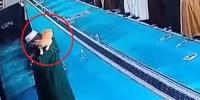نمازِ کے دوران بلّی کے امام پر کودنے کی ویڈیو وائرل 