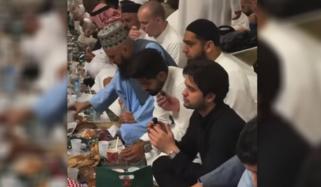 بابر اعظم کی مسجدِ نبوی ﷺ میں روزہ افطار کرتے ویڈیو وائرل