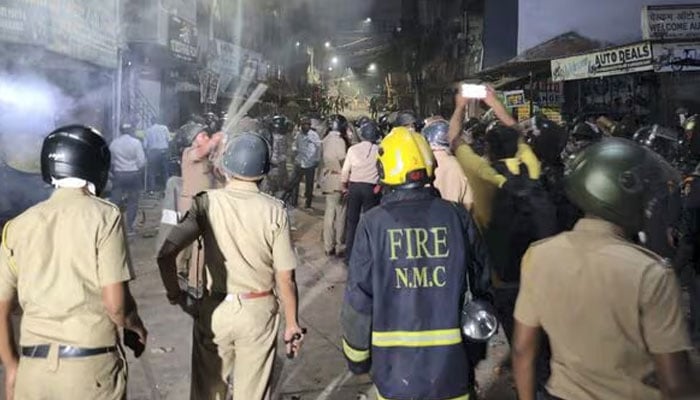 India sets curfew amid destruction threats to 17th century Muslim rulers tomb