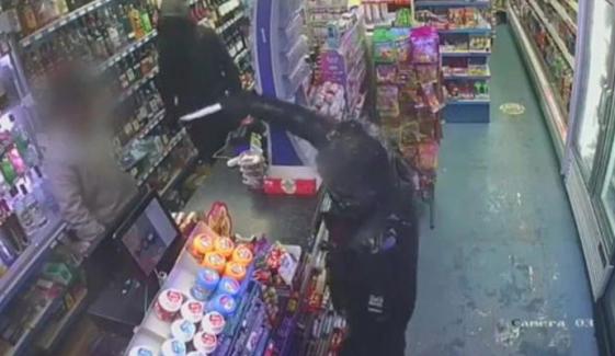 مانچسٹر: چاقو کی نوک پر ڈکیتی کرنیوالے 3 نوجوانوں کو سزا 