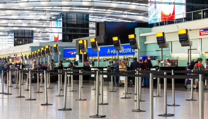 Londons largest airport halts operation due to power outage