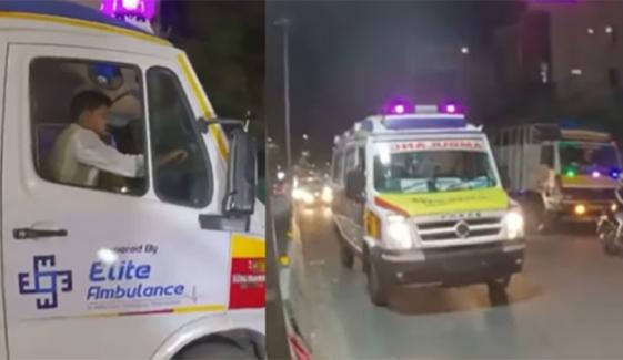 یوٹیوبر نے ٹریفک جام میں پھنسی ایمبولینس کو نکلوا کر لوگوں کے دل جیت لیے