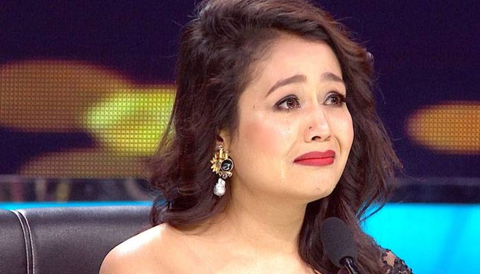 Neha Kakkar gets emotional and apologizes after concert delay