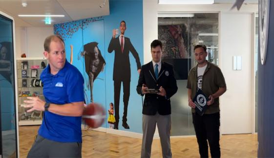 باسکٹ بال پشت کی جانب پھینکنے اور اسے سامنے سے پکڑنے کا نیا ریکارڈ