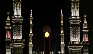 مسجدِ نبوی ﷺ میں سرخ روشنی کیوں جلائی جاتی ہے؟