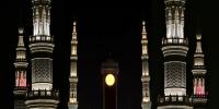 مسجدِ نبوی ﷺ میں سرخ روشنی کیوں جلائی جاتی ہے؟