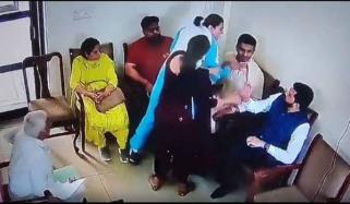 بھارتی باکسر خاتون کا تھانے میں شوہر پر حملہ، ویڈیو وائرل