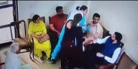 بھارتی باکسر خاتون کا تھانے میں شوہر پر حملہ، ویڈیو وائرل
