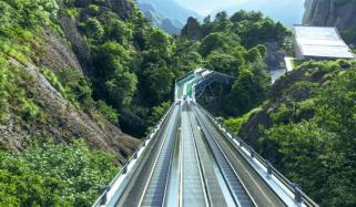 پہاڑی چوٹی پر ہائیکنگ کیلئے خود کار زینے نصب