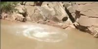 سنگلاخ اونچی چٹانوں سے تالاب میں چھلانگ لگانیوالی 9 سالہ بچی