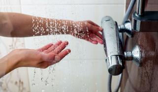 صبح کے بجائے رات کو نہانا مفید ہے، پرسکون نیند اور جلد کے مسائل حل ہوتے ہیں، ماہرین صحت