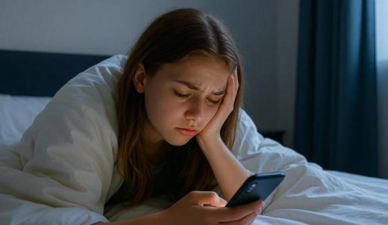 رات دیر تک موبائل اسکرین کا استعمال ڈپریشن بڑھا سکتا ہے