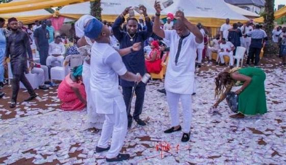 شادی میں پیسے نچھاور کرنے پر دولہا کو 6 ماہ کی قید