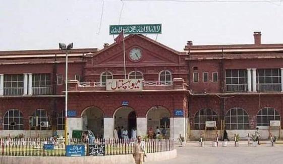 لاہور: میو اسپتال کے جنرل وارڈ میں ایڈز کے مریض داخل، دیگر مریضوں کے لواحقین خوفزدہ
