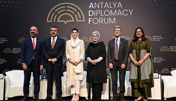 مریم نواز شریف ترک  خاتونِ اول ایمینے ایردوان کے ساتھ