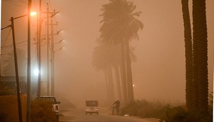 عراق میں ریت کا طوفان، سیکڑوں افراد سانس لینے میں دشواری پر اسپتال پہنچے