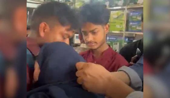 انتہا پسند ہندوؤں کی خاتون کے سر سے حجاب کھینچنے کی ویڈیو وائرل