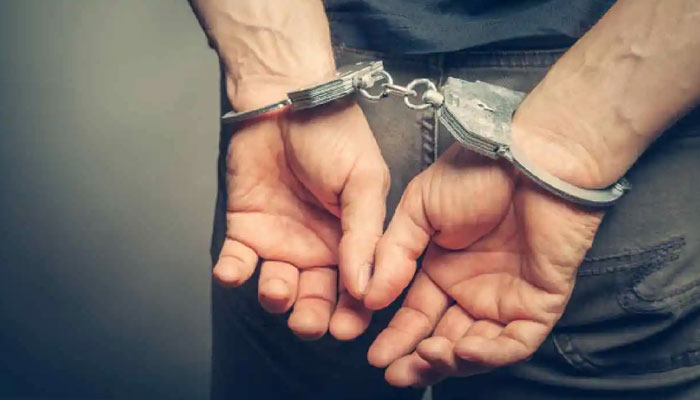 کراچی، جعلی پولیس اہلکار اسلحہ سمیت گرفتار