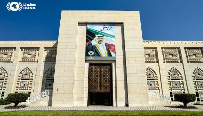 پاکستان اور بھارت کے درمیان حالیہ کشیدگی کا بغور جائزہ لے رہے ہیں، کویت