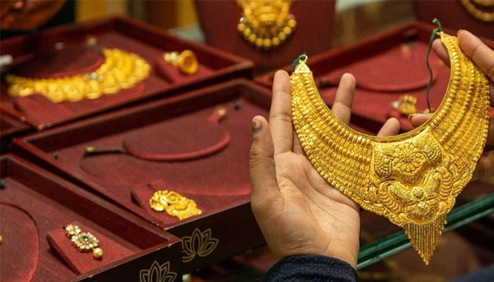 سونے کی فی تولہ قیمت میں 2300 روپے کی کمی