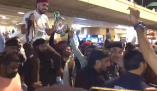 بھارتی باکسر کو شکست دینے والے شہیر آفریدی کو پولیس نے کندھوں پر اٹھا لیا