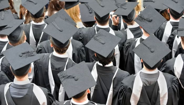 انگلینڈ: 40 فیصد جامعات مالی بحران کا شکار، اخراجات میں کمی کیلئے جامعات بند ہونے لگیں