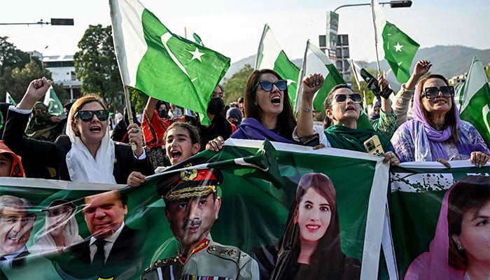 آپریشن بُنيان مرصوص کی کامیابی کے بعد ملک بھر میں شہری سڑکوں پر نکل آئے، مٹھائیاں تقسیم