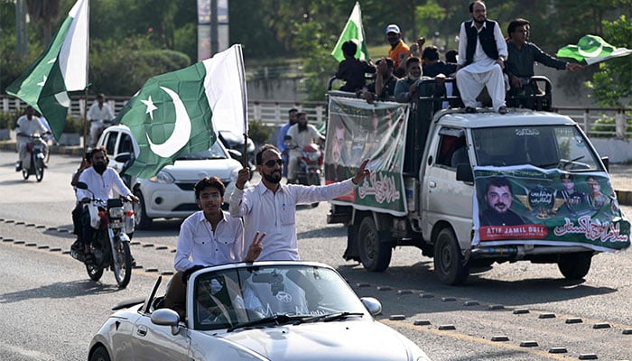 آپریشن بُنيان مرصوص کی کامیابی کے بعد ملک بھر میں شہری سڑکوں پر نکل آئے، مٹھائیاں تقسیم