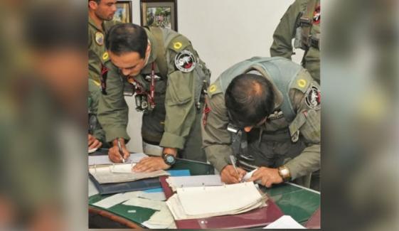 پاک فضائیہ کے غازیوں کی مشن پر جانے سے قبل آخری وصیت کرتے تصویر وائرل