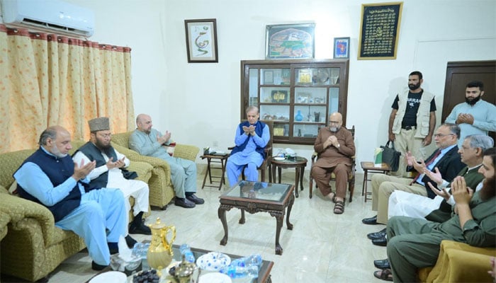 وزیراعظم کی سینیٹر ساجد میر اور ارشد وڑائچ کے گھرآمد، لواحقین سے اظہار تعزیت