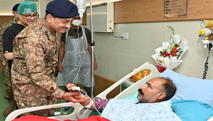 آرمی چیف کا کمبائنڈ ملٹری اسپتال راولپنڈی کا دورہ، جوانوں اور شہریوں کی عیادت