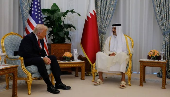 امریکی صدر ٹرمپ نے قطر کے شاہی محل میں امیرِ قطر سے ملاقات کی ہے—تصویر بشکریہ سوشل میڈیا