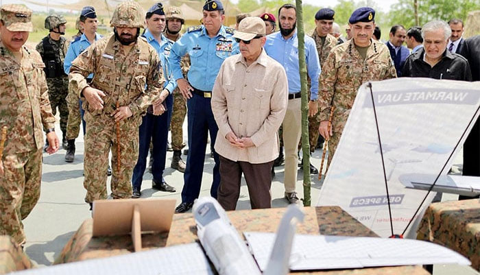 وزیرِ اعظم کی  معرکۂ حق میں بھارتی طیاروں کو تباہ کرنیوالے پاک فضائیہ کے شاہینوں سے ملاقات