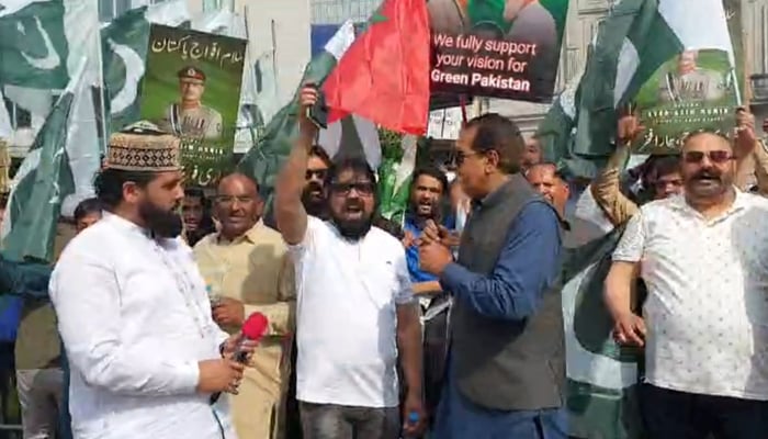 پاکستانی کمیونٹی برسلز میں یورپی پارلیمنٹ کے باہر ---تصویر بشکریہ میڈیا