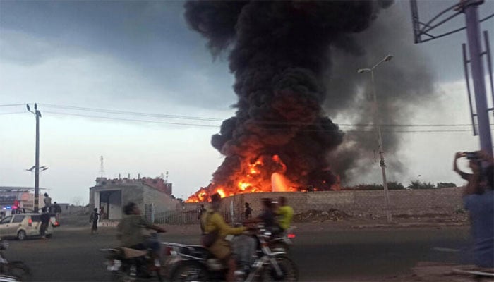 یمنی شہر حدیدہ پر اسرائیلی فضائی حملے کے بعد کا ایک منظر—تصویر بشکریہ سوشل میڈیا