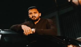 رجب بٹ اپنی بیوی کے ساتھ مبینہ بدسلوکی پر تنقید کی زد میں