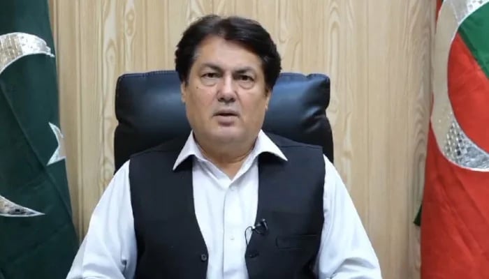 مشیرِ اطلاعات کے پی بیرسٹر سیف---فائل فوٹو