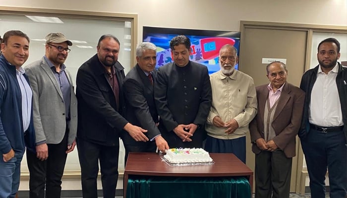 وینکوور میں قونصلیٹ جنرل آفس میں پاکستان کی جیت کی خوشی میں کیک بھی کاٹا گیا— جنگ فوٹو