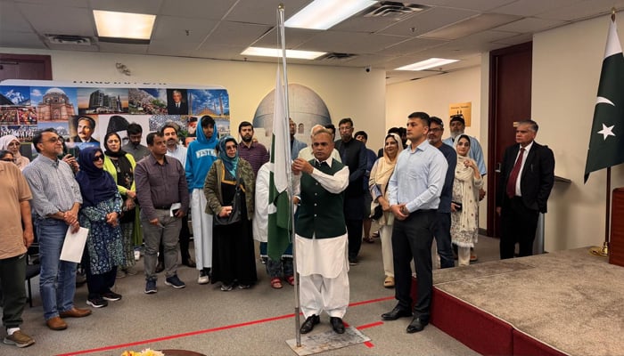 قونصل جنرل خلیل باجوہ اور ٹریڈ قونصلر ڈاکٹر التمش نے کمیونٹی کے ساتھ مل کر سبز ہلالی پرچم لہرایا— جنگ فوٹو