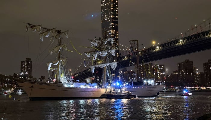 Mexican Navy ship collides with New York Citys Brooklyn Bridge, 20 injured