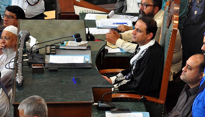 میئر کراچی مرتضیٰ وہاب کا کہنا ہے کہ ایلنڈر روڈ کی زمین طویل عرصے سے کے ای کے پاس تھی،