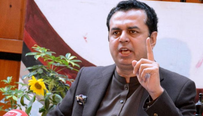 حکومت سہاروں پر نہیں اپنے پیروں پر کھڑی ہے، طلال چوہدری