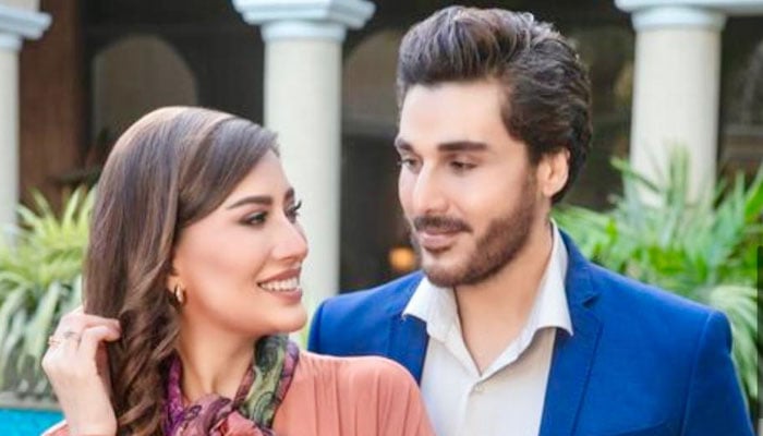 احسن خان اور مہوش حیات—فائل فوٹو