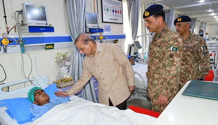 وزیراعظم شہباز شریف اور فیلڈ مارشل عاصم منیر نے اور وزراء نے کوئٹہ میں زخمی بچوں کی عیادت کی۔فوٹو: پی آئی ڈی