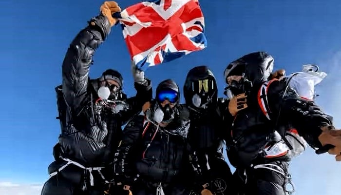 British soldiers summit Mount Everest with revolutionary method