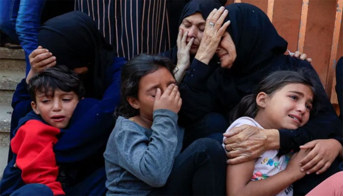 اسرائیل کے مسلسل جنگی جرائم پر مبنی حملوں سے ہونیوالی تباہی، موت، بھوک اور دربدری سے پریشان فلسطینی خواتین اور بچے بے بسی سے روتے نظر آ رہے ہیں(تصویر سوشل میڈیا)۔